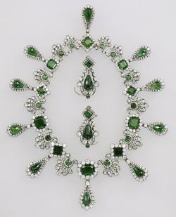 Collier et boucles d'oreille en émeraudes et diamants