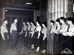 Le second cliché représente quelques membres du mouvement Francisme passés en revue par leurs chefs, lors de leur premier meeting. On remarque que les militants doivent porter un uniforme de type militaire : béret basque, chemise bleue, cravate marine, ceinturon baudrier…