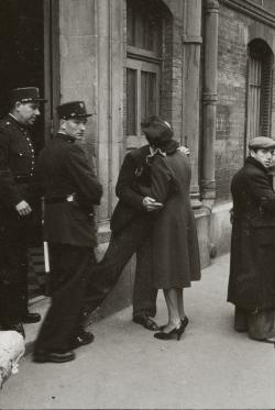 Un couple se sépare devant l’entrée du gymnase Japy - Harry Croner