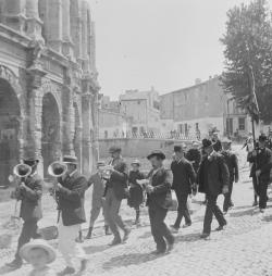 Arènes. Fanfare des gardians, Arles, 1911