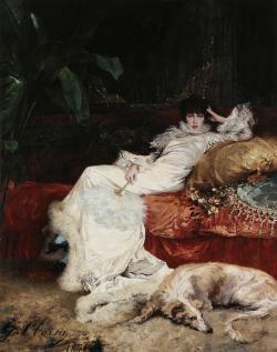 Sarah Bernhardt en blanc assis sur un canapé avec un chien 