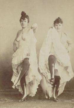 La Goulue la poitrine nue et la Grille d'Egout, deux femmes en jupon