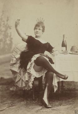 femme assise tenant un verre de vin, la Goulue