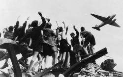 Enfants berlinois saluent l'arrivée d'un avion de ravitaillement pendant le blocus de Berlin 1948