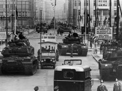 tanks au Checkpoint Charlie de Berlin en 1961