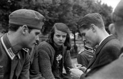 2 jeunes hommes et 1 jeune femme de la Rose Blanche