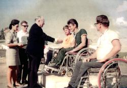 Tony South (Australie), recevoir la médaille d’or des mains de Guttmann, au côté du Néerlandais Popkema (médaille d’argent) et de l’Américain Klemens (médaille de bronze). 