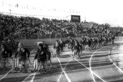 sportives en fauteuils roulants pendant la cérémonie d'ouverture des paralympiques