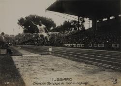 Saut en longueur d'n homme noir, Hubbard, champion olympique