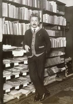 Un homme debout devant une bibliothèque