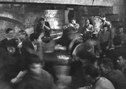 Foule dans un sous-sol, image floutée