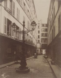 une cour parisienne avec un lampadaire