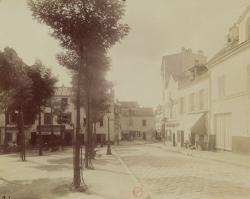 place avec des arbres à Montmartre