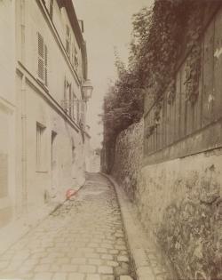 Rue étroite et pavée à Montmartre
