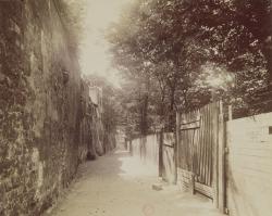 rue avec des palissades et un mur à Montmartre