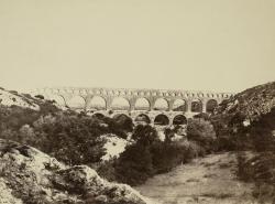 aqueduc romain dans la campagne