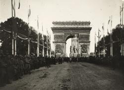 Arc de triomphe de l'Etoile avec un cénotaphe