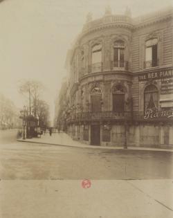 boulevard parisien avec immeubles