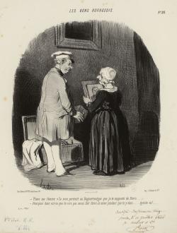 un couple de bourgeois de dos regarde un portrait