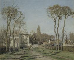 village avec une allée d'arbres