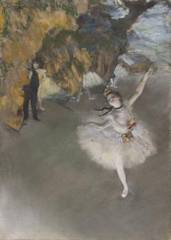 une danseuse en tutu salue le public