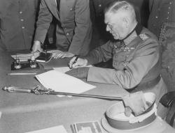 maréchal allemand en uniforme signe l'armistice de 1945