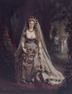 femme en crinoline décorée de coeurs