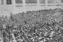 Le soviet de Petrograd qui se réunit au palais de Tauride (photo n° 1), siège de la douma (parlement institué fin 1905) symbolise la phase démocratique de la révolution