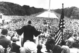 Dr Martin Luther King Jr. de dos s'adressant à la foule