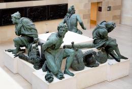 sculptures en bronze de 4 soldats enchainés