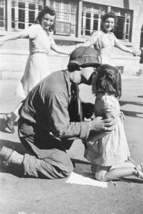 Le baiser de la libération.