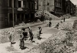 Des Femmes enlèvent les décombres dans une rue de Berlin