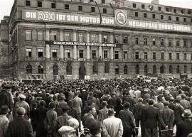 Grand rassemblement organisé par la S.E.D. sur la place de l'Opéra à Berlin contre les acquittements de Nuremberg