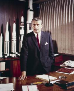 Wehrner von Braun dans son bureau à la NASA