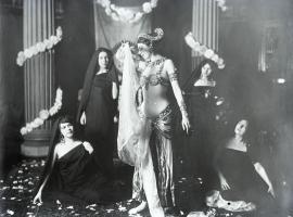 Mata Hari exécutant des danses brahmaniques