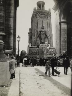 Cénotaphe élevé à la mémoire des morts de la Grande guerre sous l'Arc de Triomphe