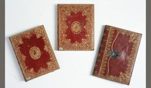 La publication du Livre rouge, mise en cause de l'absolutisme