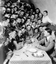 Adolf Hitler et des S.A. à la Maison brune de Munich.