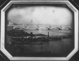 Londres. Pont et bateaux sur la tamise.