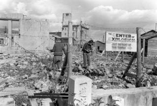 Deux garçons dans un champ de ruines près du centre de l'explosion