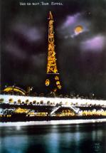 La Tour Eiffel illuminée des lettres de Citroën.