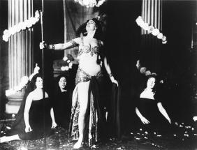 Mata Hari dansant dans la bibliothèque du Musée Guimet.