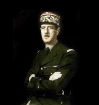 Portrait du général de Gaulle en buste, les bras croisés