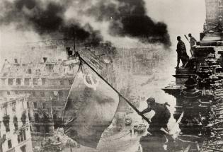 Le drapeau rouge planté à Berlin en 1945 par un soldat de l'Armée rouge