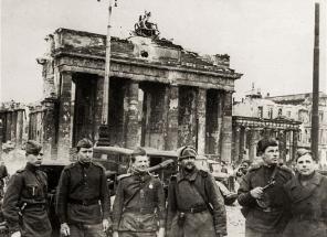 Groupe de soldats soviétiques devant la porte de Brandebourg