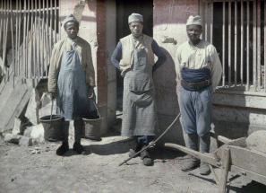 Un Groupe de Sénégalais. Trois hommes en train de travailler à Soissons