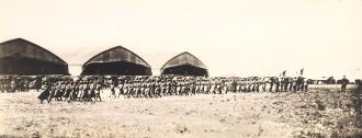 Défilé des troupes à la cérémonie de la présentation du drapeau américain à l'Escadrille Lafayette