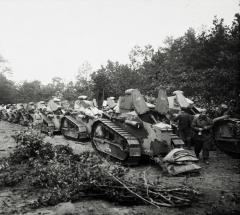 Une Colonne de char Renault FT17 camouflés