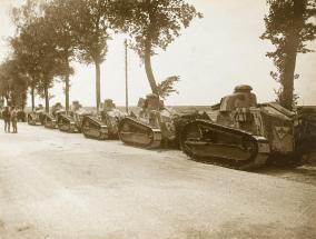 Groupe de tanks Renault montant en ligne.