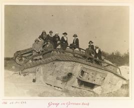 Groupe de femme sur un tank allemand.
